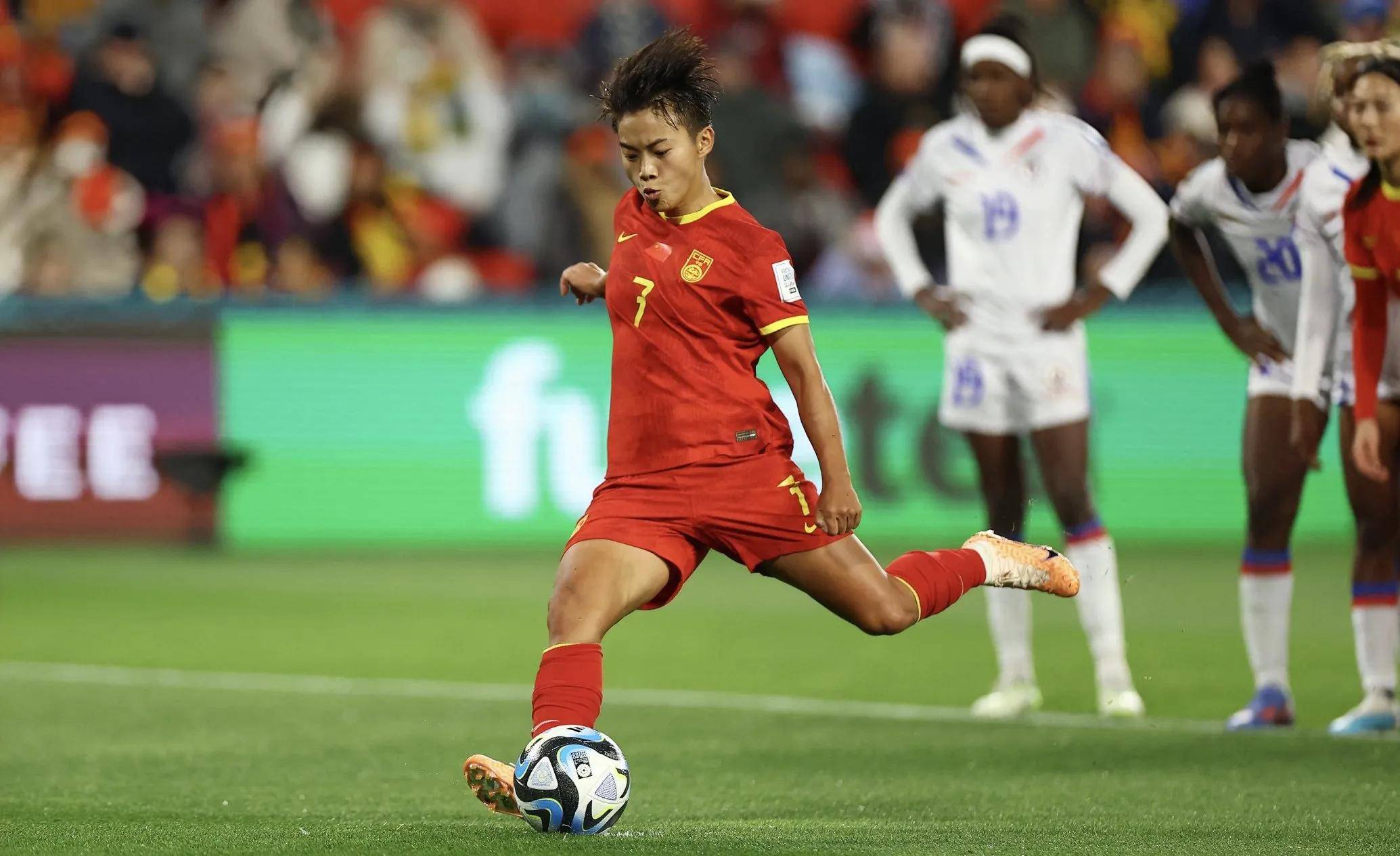 中国女足锋线火力全开,灭敌致命的简单介绍 中国女足锋线火力全开,灭敌致命的简单介绍