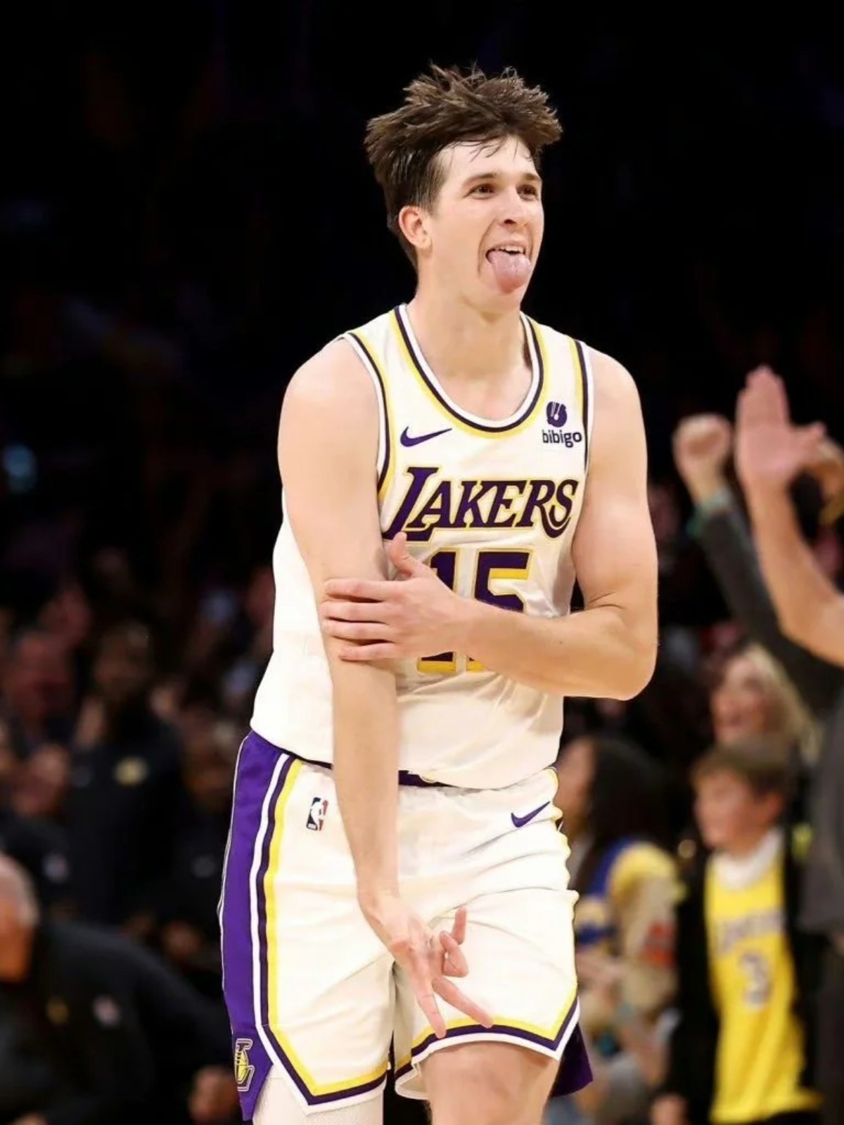 湖人队明星球员在比赛中表现出色 湖人队明星球员在比赛中表现出色